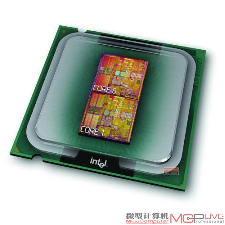 图8 Pentium D处理器简单的将两颗芯片封装在一起，被对手讥讽为“伪双核”。