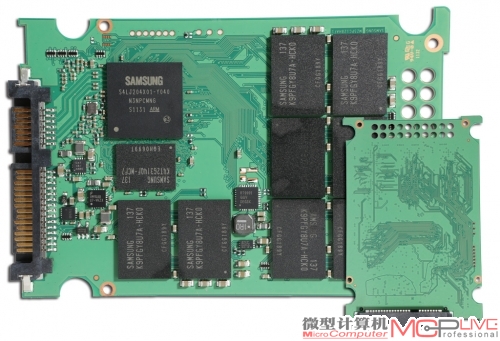 三星830 SSD PCB布局。你能看到包括闪存颗粒、主控在内的所有元件都安放在PCB的一面，这使得830 SSD的内部结构相当薄，厚度不超过3mm。