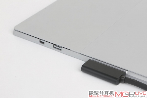  机身右侧设有一个USB 3.0接口和一个Mini DisplayPort接口，可以满足基本的外接设备扩展需要。